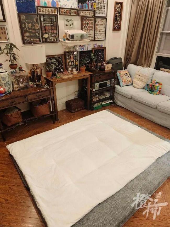 半夜醒來老公一個人坐客廳剝繭：耗時17天剝繭、煮繭、拉蠶絲兜，終于變成2床蠶絲被