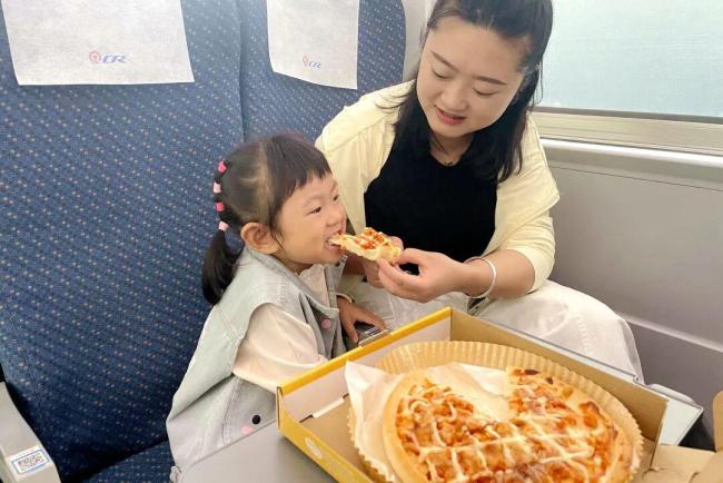 高鐵上也能吃紅湯火鍋了 掃碼點(diǎn)餐送餐到座