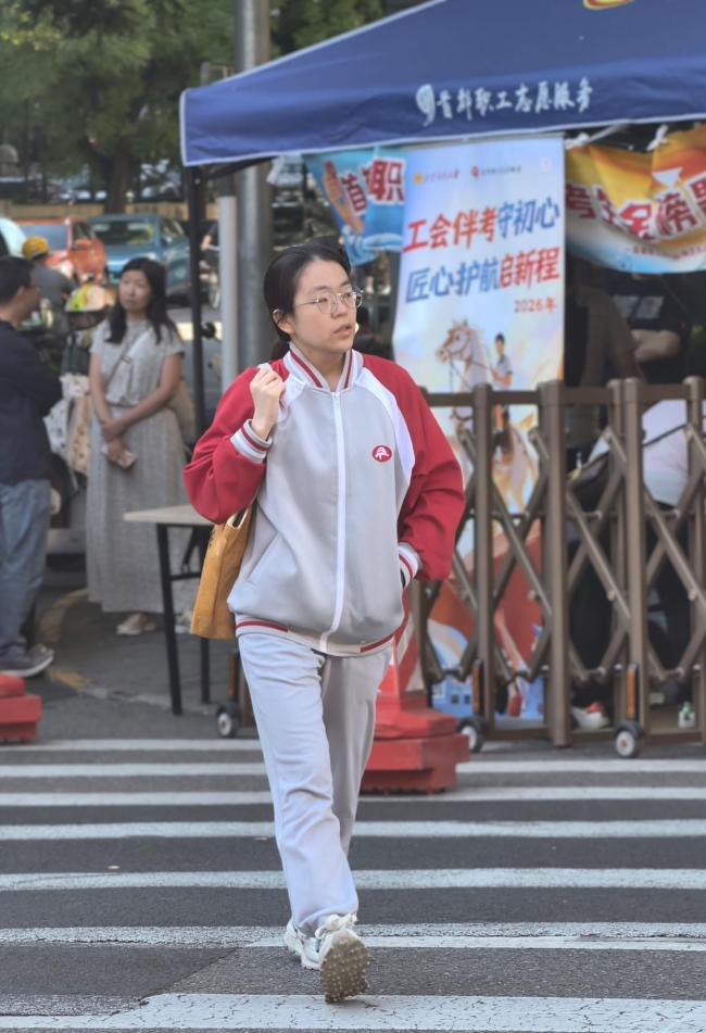 北京廣渠門中學考點外暖意融融 考生從容應考