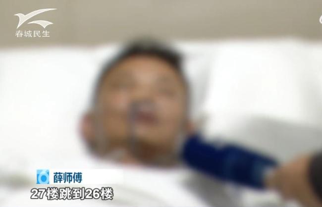 男子食用見手青翻出27樓往下爬