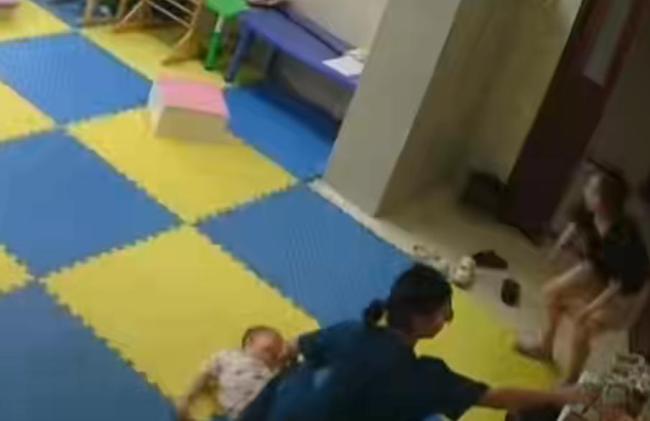 5歲癱瘓男孩為找媽媽第一次站立走路 媽媽:一家人看到新希望