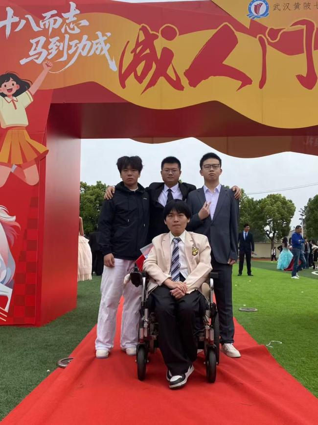 武漢輪椅少年完成高考 毅力書寫夢想