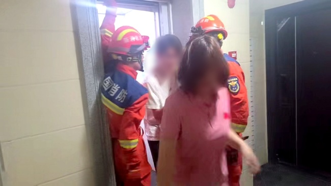高考生被困電梯多方緊急救援 爭分奪秒保高考