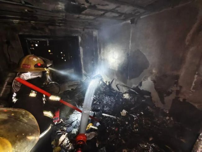 深夜充电宝自燃！北京朝阳一居民住宅发生火灾 夜间充电隐患需警惕