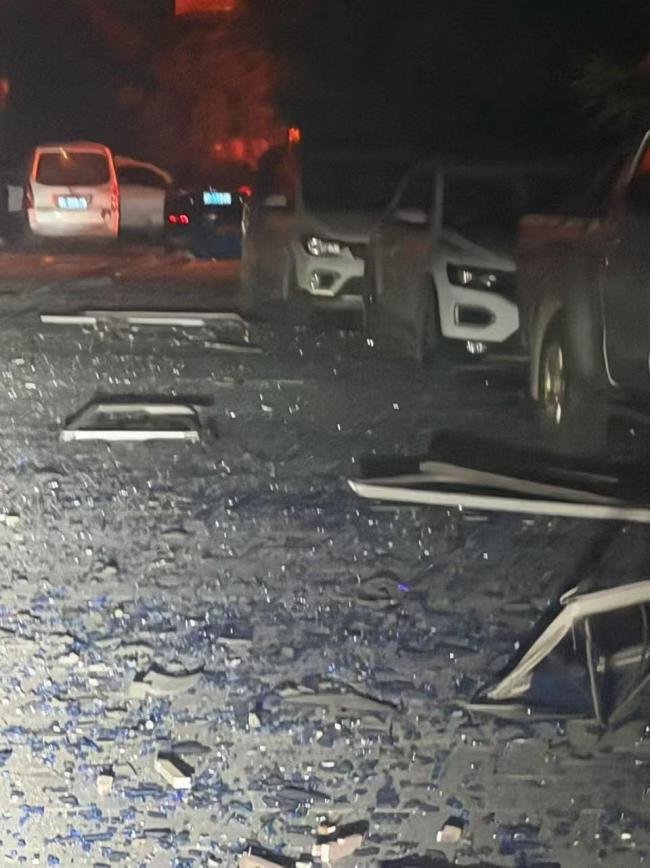 广西兴安爆炸目击者称几条街窗台炸烂 现场一片狼藉