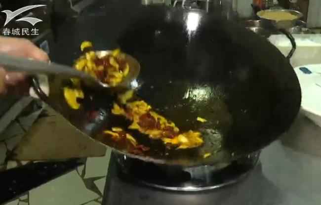 男子吃完野生菌順27樓外水管向下爬 幻覺(jué)導(dǎo)致驚險(xiǎn)一幕