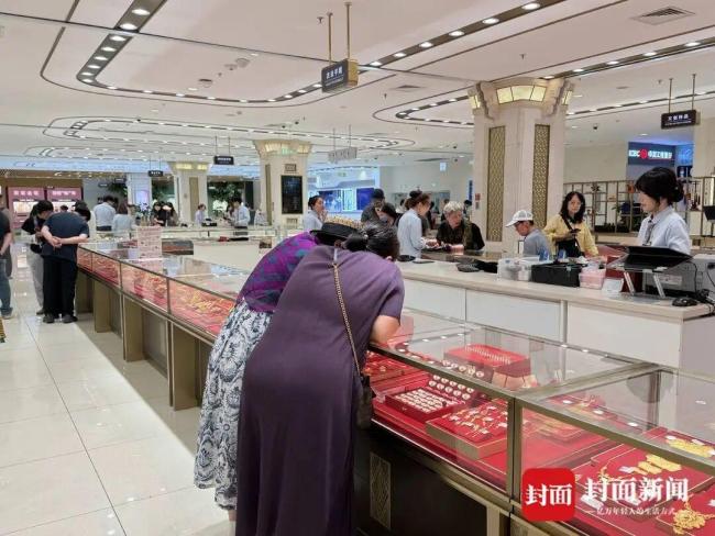金价下跌北京菜百人气暴涨 投资金条热销