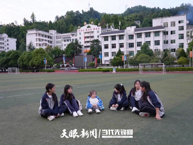 高考考場外的一幕幕“太暖了” 三年同窗情深