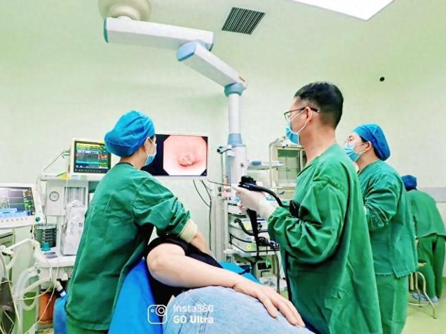 女子不慎吞下枣核腹痛难忍 医生:这个坏习惯很多人都有