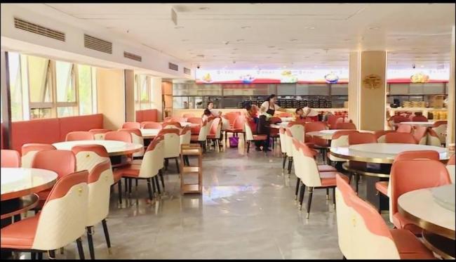 饭店500多把椅子被搬空,警方已介入