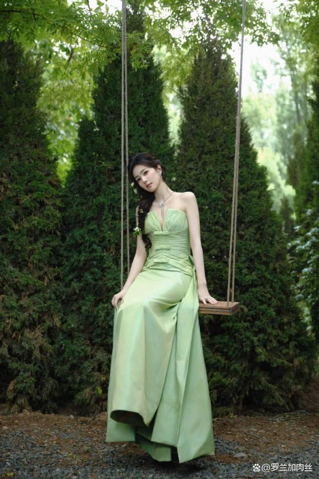 白鹿把唯一的茉莉花给了小婉 清新淡雅风俘获人心