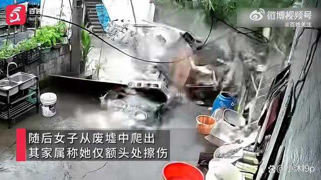 女子進(jìn)旱廁8秒后房屋倒塌 驚險(xiǎn)逃生堪稱年度錦鯉
