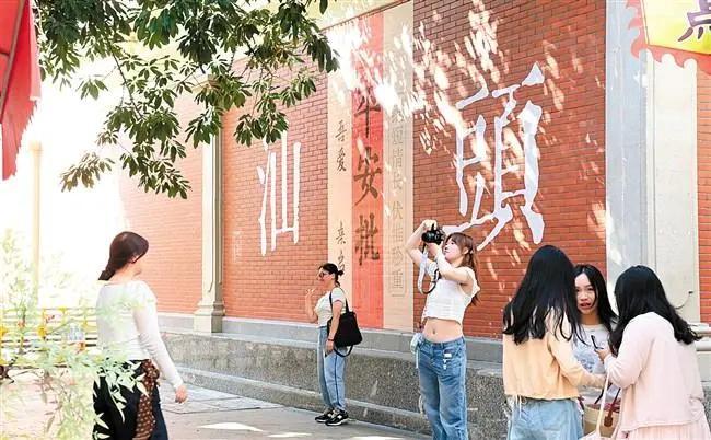 毕业生穷游 准考证成“硬通货” 无痛穷游正流行