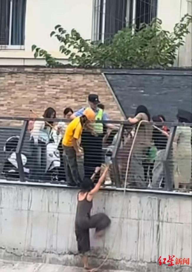 成都赤脚救落水金毛的女孩找到了 温暖人心的救援