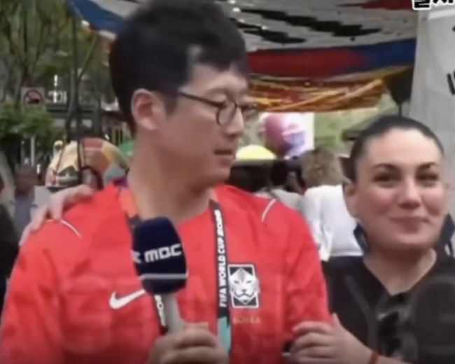 韓國(guó)男記者被墨西哥女球迷摟住強(qiáng)吻 世界杯現(xiàn)場(chǎng)趣事