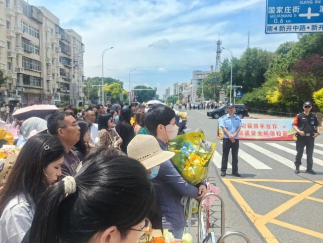 天津高考收官见闻:考场外的守候 轻松喜悦溢满考点