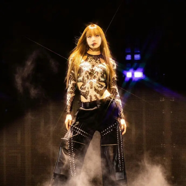 Lisa开幕式歌曲被批低俗 争议中强行表演