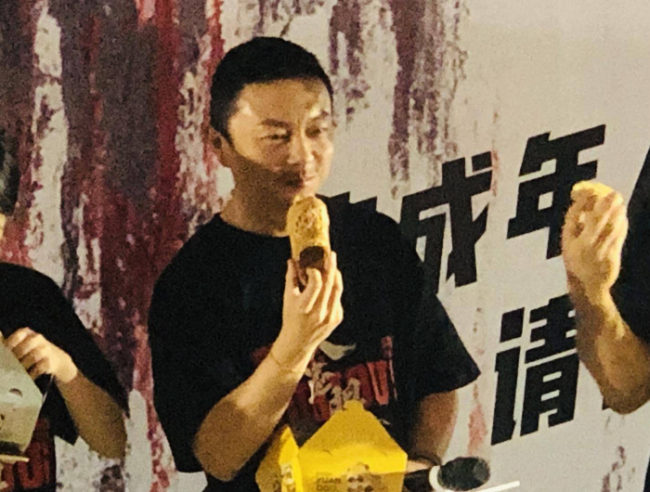 杨恩又：终于和苗哥有眼神戏了 从盲人到哑巴的默契演绎
