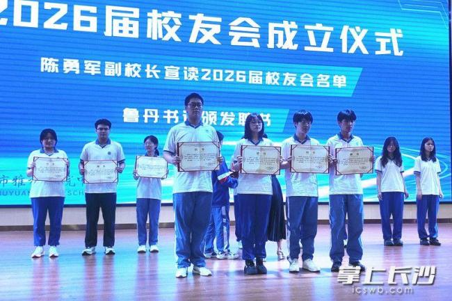 女生高考后以束脩之礼谢师恩 青春告别启新程