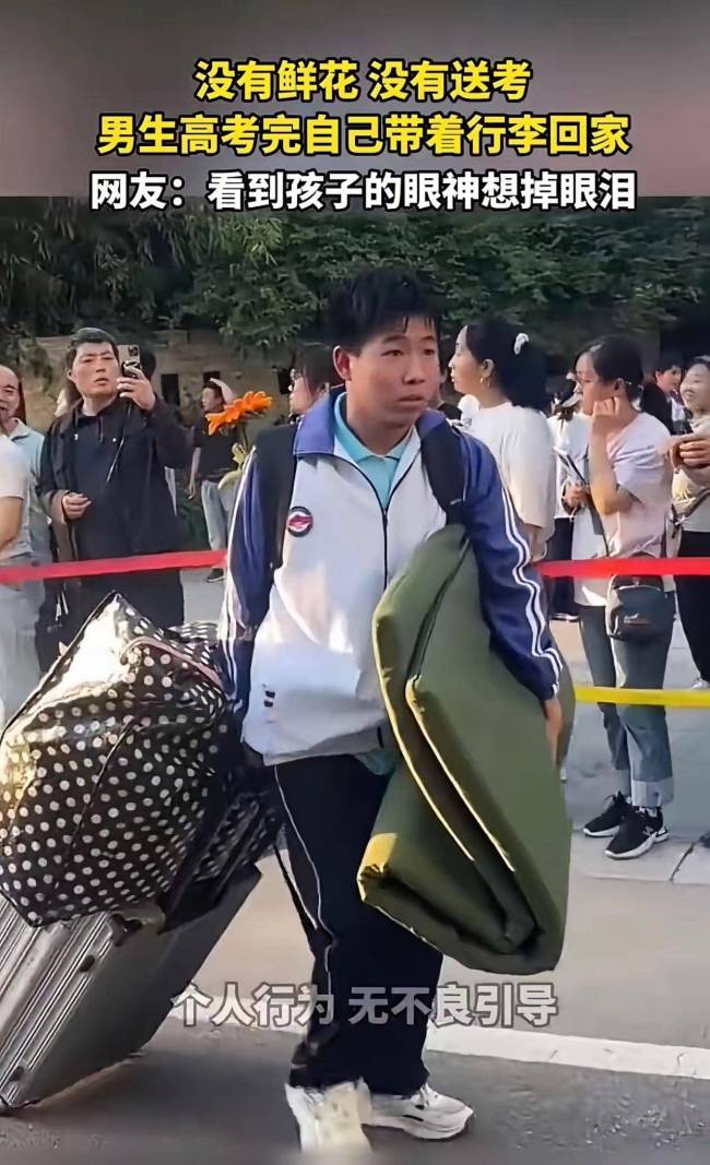 高考结束男生拿着一桶一行囊独自回家