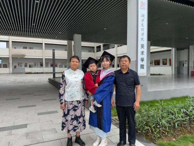 29岁硕士带娃读研三年顺利毕业 家庭与学业的双重胜利