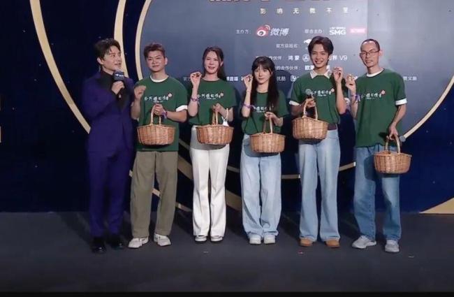 《给阿嬷的情书》演员李思潼红毯照 清新自然成焦点