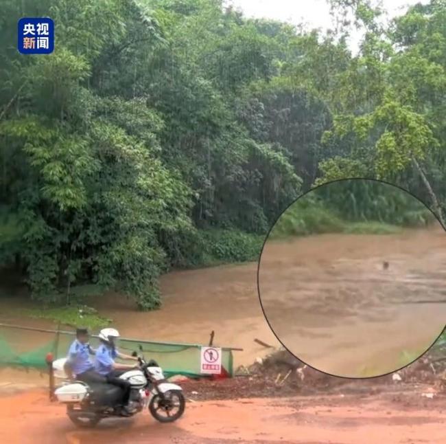 男子不慎滑入急流 民警逆游托举营救