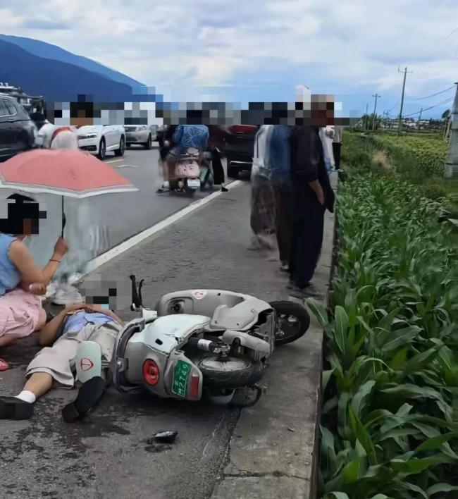 云南大理一敞篷车落入农田7人受伤 事故原因正在调查