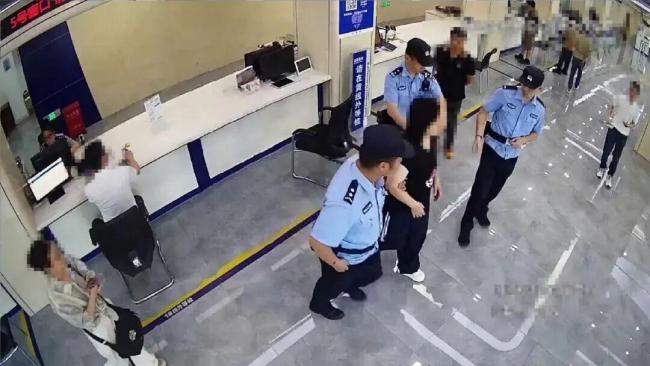 网逃人员车管所办业务被抓获 不动声色的较量