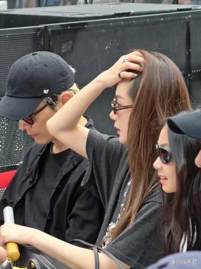 戚薇李承铉女儿11近照 一家三口同框养眼