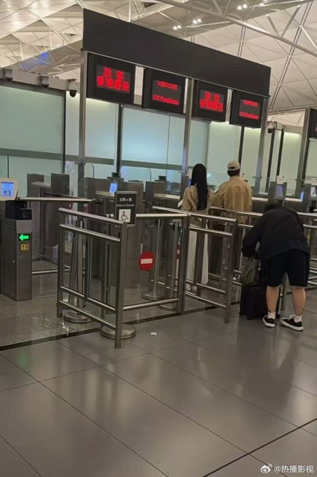 香港偶遇林俊杰七七 甜蜜情侣装同框
