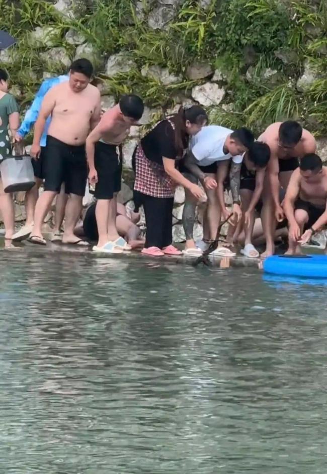 两男子被吸进排水口 众人营救 惊险一幕引发关注