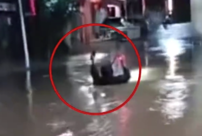 广东兴宁暴雨内涝 店铺货物被冲走