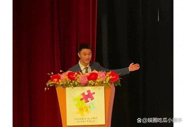 何猷君参加儿子毕业典礼