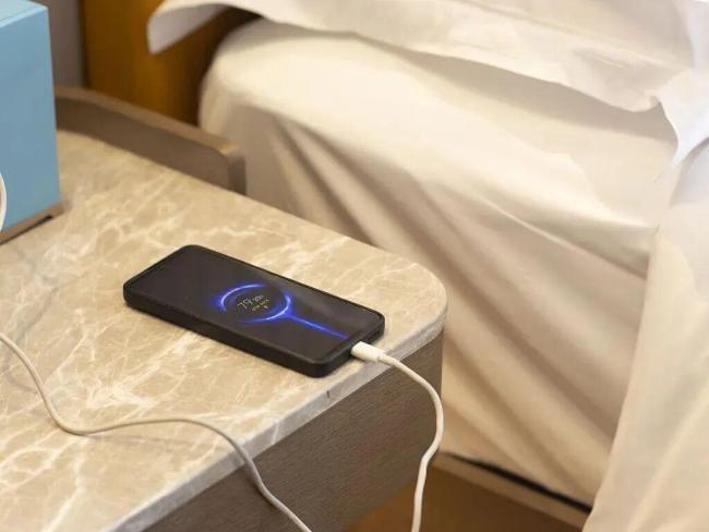 女子手机枕边爆炸声音像火箭喷射 充电安全引关注