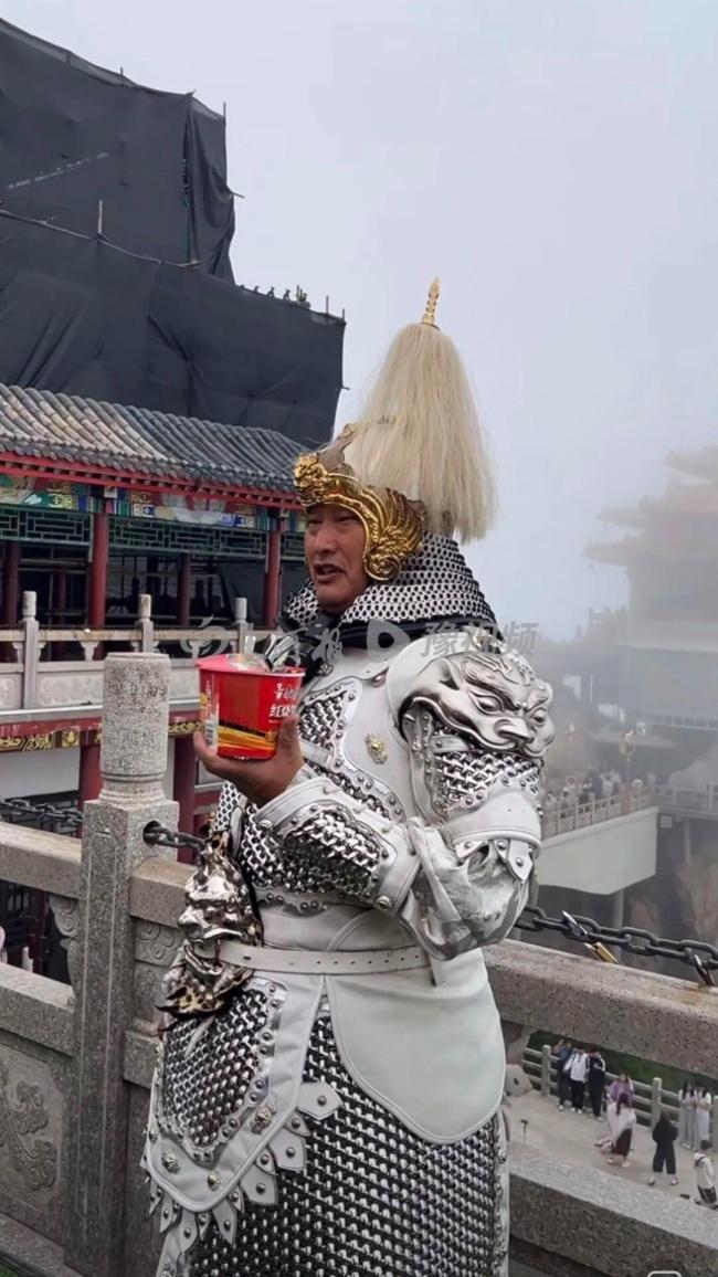 大衣哥朱之文现身老君山 山顶开唱吸引游客