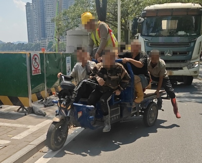 街头惊现“杂技三轮车”