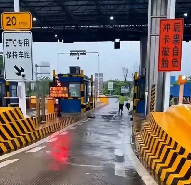 高速入口设破胎器 称冲卡后果自负