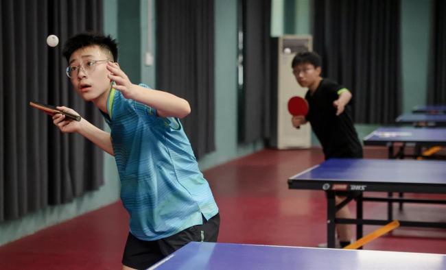 洛阳14岁男孩练乒乓球10年 梦想成奥运冠军