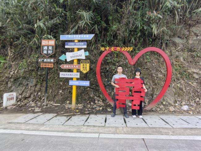 90后情侣自驾35000公里旅行结婚 万里山河见证爱意