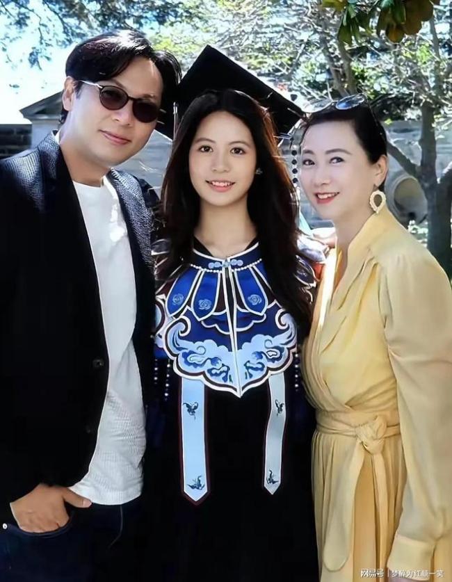 翁虹女儿高中毕业 非遗云肩见证母爱