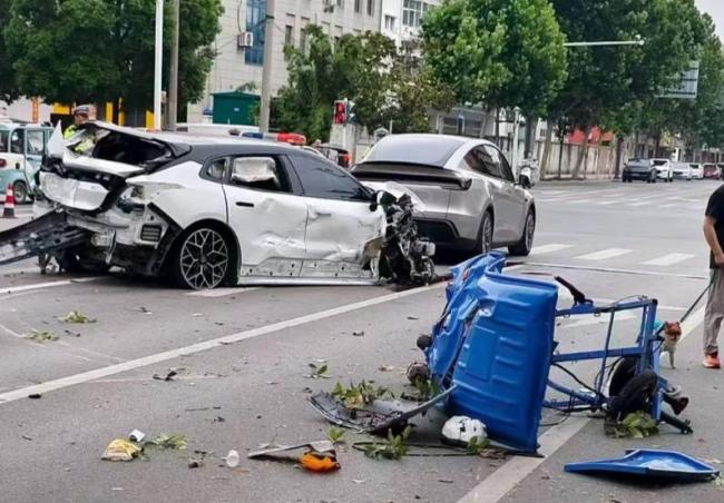 两名环卫工人清晨被撞不幸身亡，警方通报：胡某某已被刑拘 醉驾肇事悲剧发生
