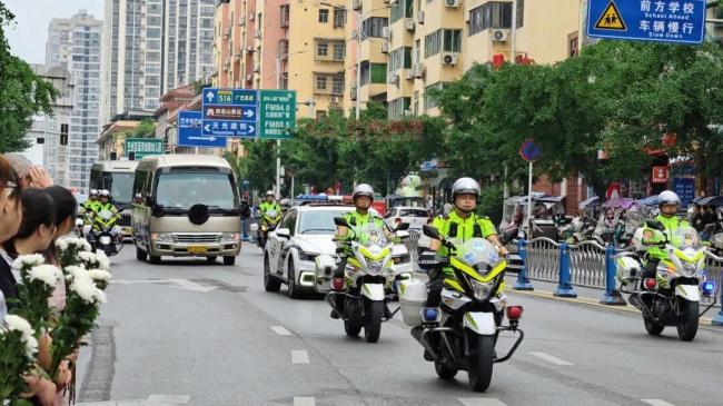 救人牺牲苟俊烈士安葬仪式举行 英雄魂归故里