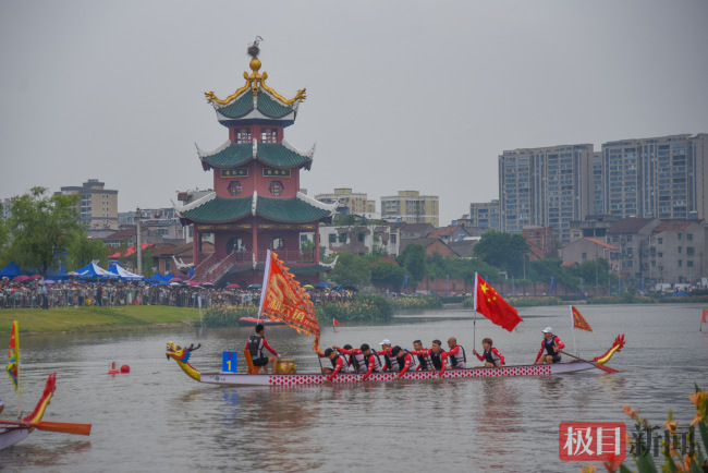湖北江陵首届龙舟赛氛围拉满 龙舟竞渡热闹非凡