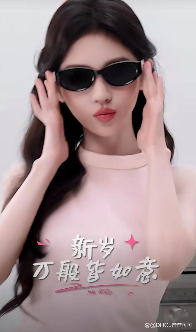 32岁的鞠婧祎 状态好到让人怀疑年龄