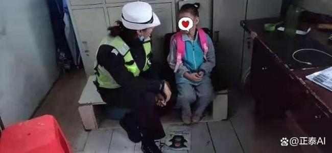 11岁女孩捡到女童背到派出所 暖心举动全网破防
