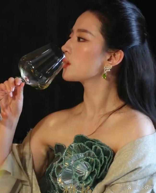 刘亦菲陈伟霆合影被赞似豪门继承人 内娱顶级社交范本