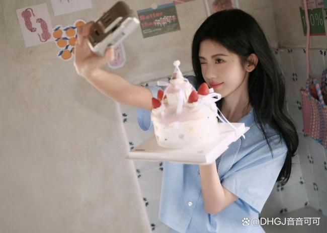32岁的鞠婧祎 状态好到让人怀疑年龄