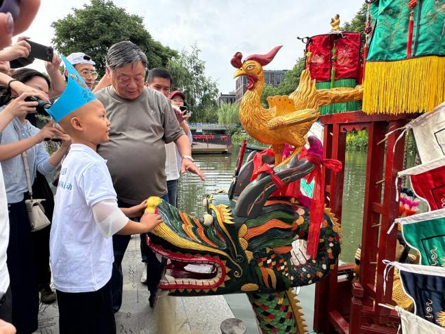 9岁抗癌男孩在蒋村龙舟“乘风破浪” 圆梦之旅感动人心