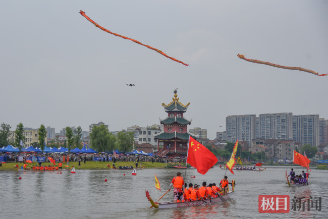 湖北江陵首届龙舟赛氛围拉满 龙舟竞渡热闹非凡
